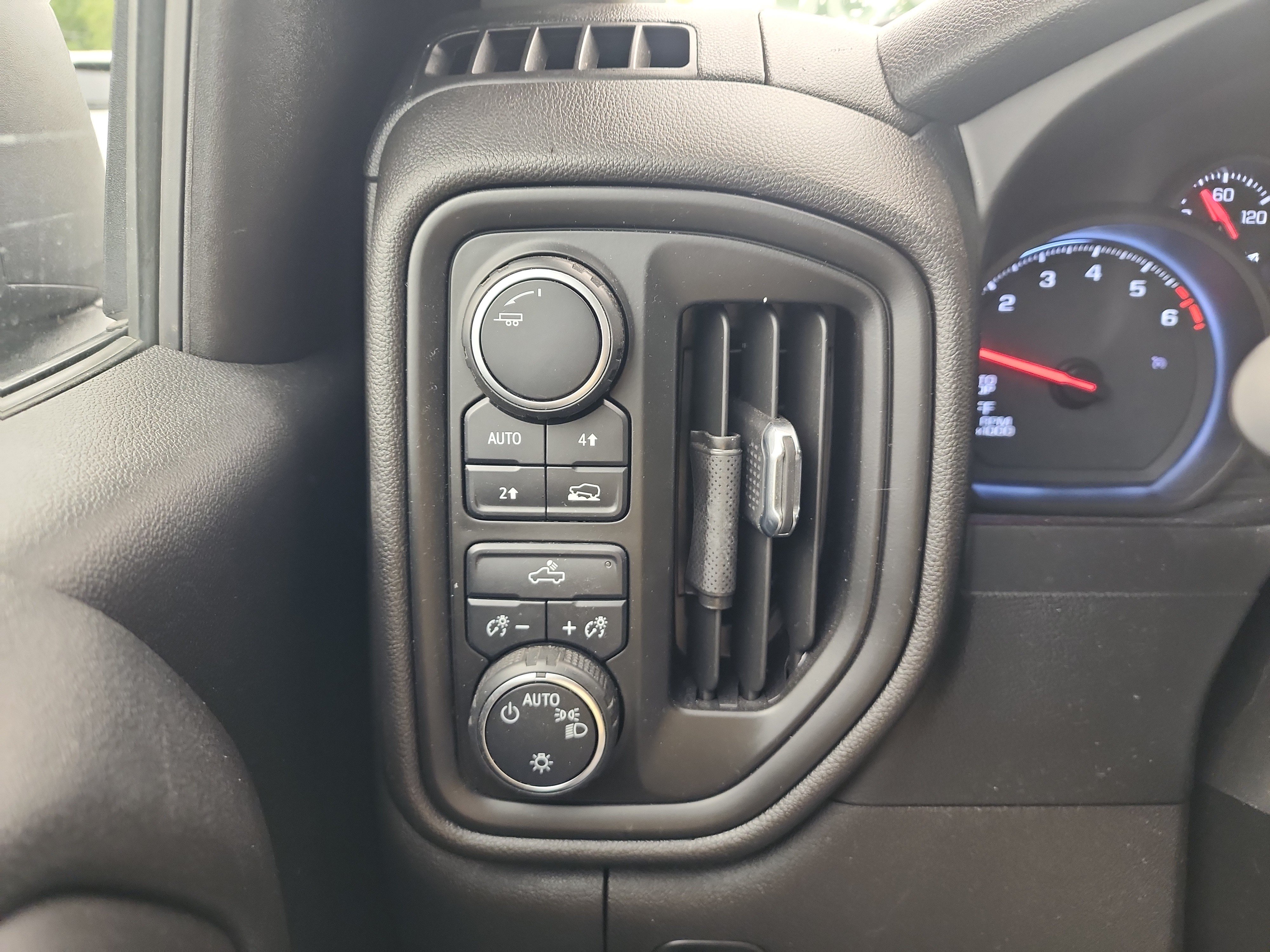 Certified 2022 Chevrolet Silverado 1500 Custom AWD/4WD image 19