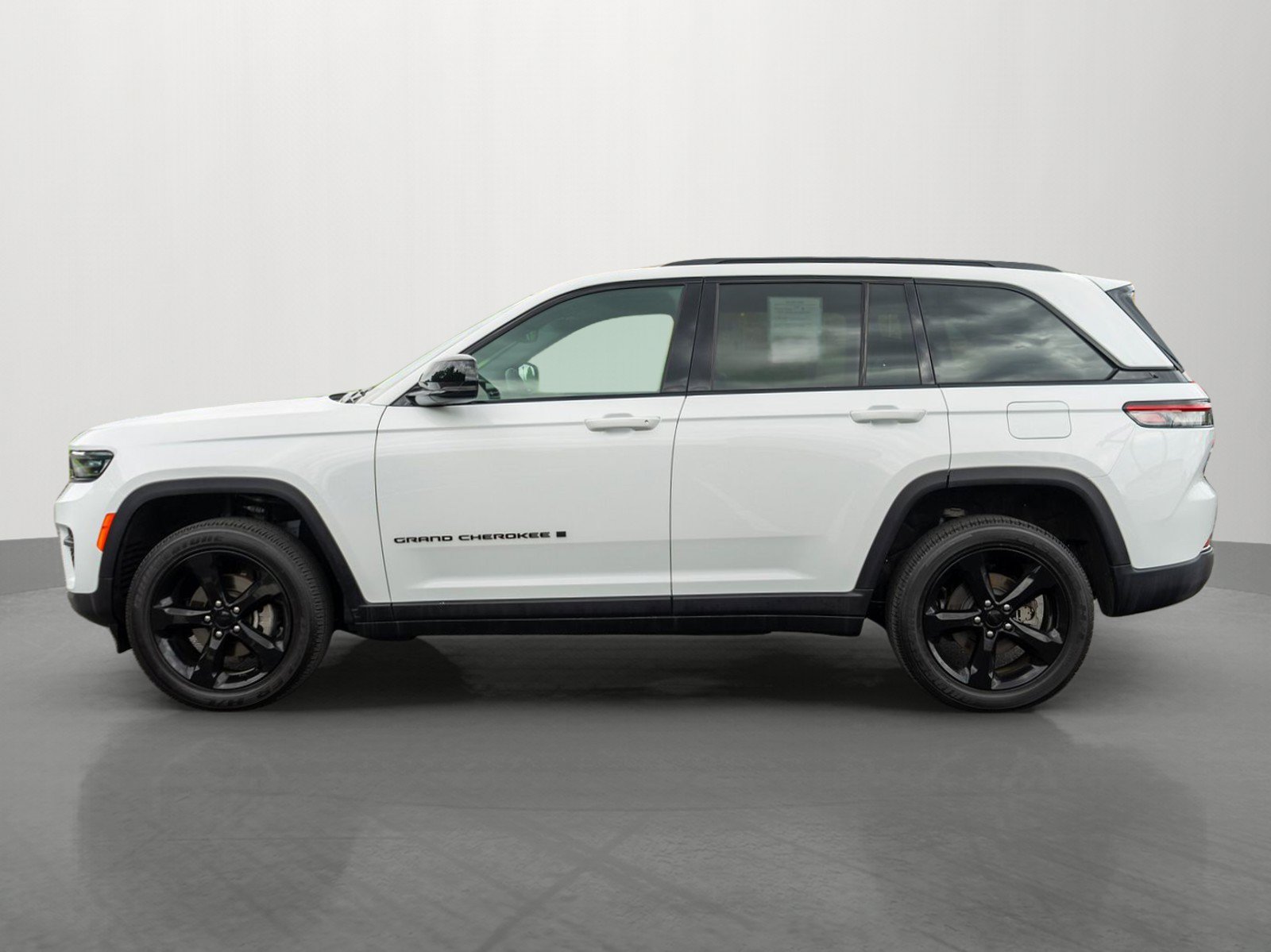 Used 2024 Jeep Grand Cherokee Altitude AWD/4WD image 4