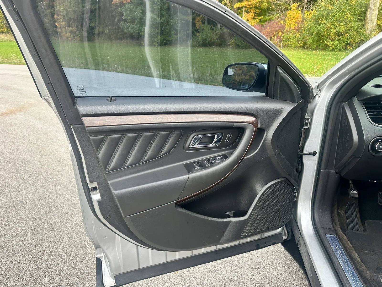 Used 2015 Ford Taurus Limited FWD image 11