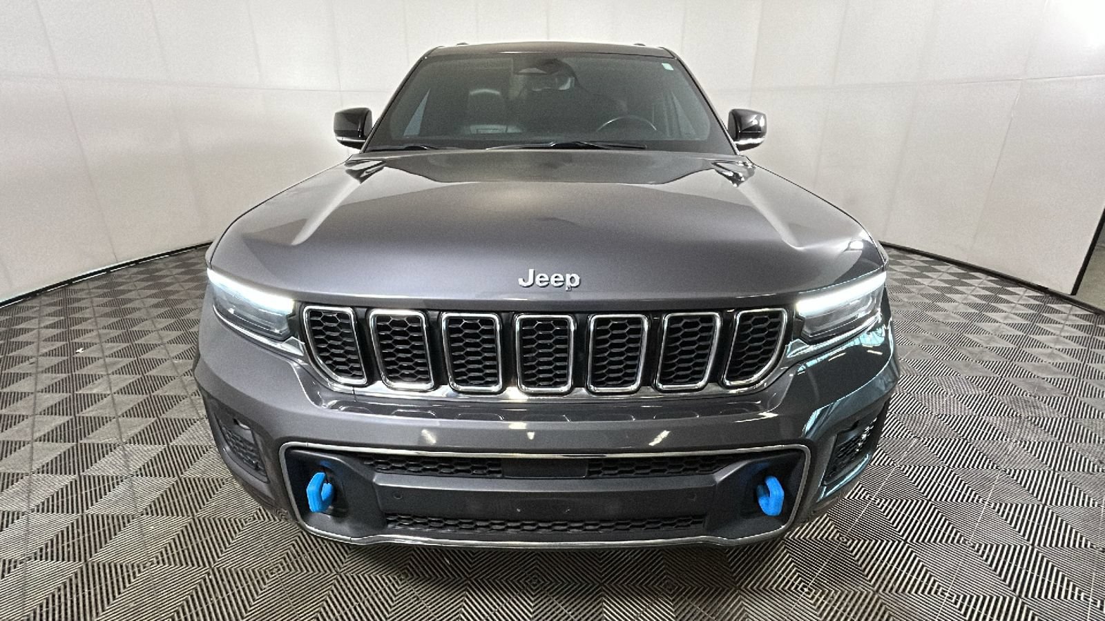 Used 2023 Jeep Grand Cherokee Overland w/ Luxury Tech Group IV AWD/4WD image 9