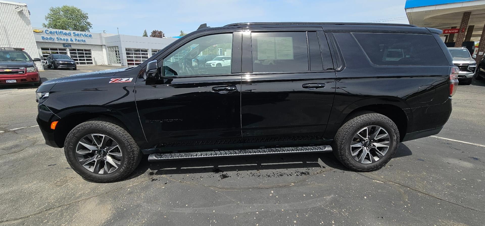 Used 2023 Chevrolet Suburban Z71 w/ Luxury Package AWD/4WD image 4