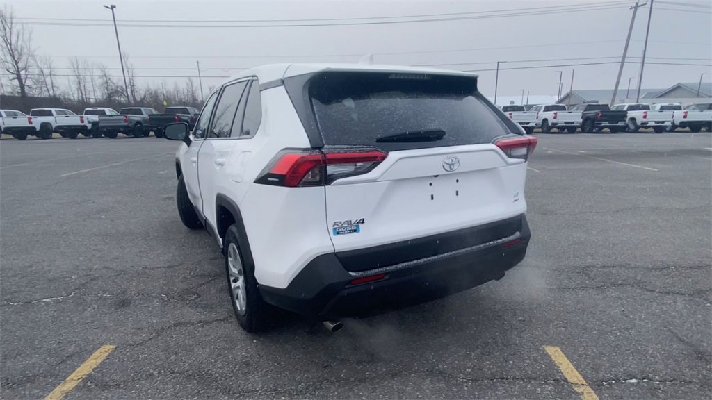 Used 2022 Toyota RAV4 LE image 7
