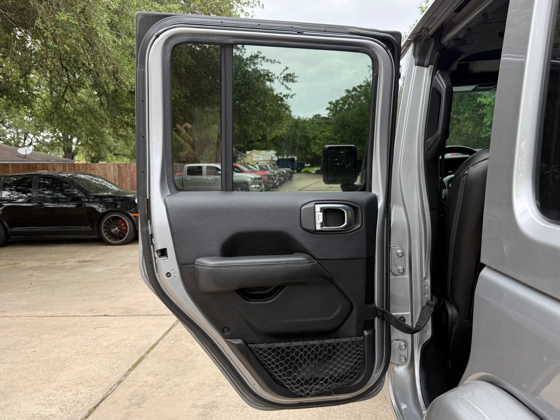 Used 2018 Jeep Wrangler Unlimited Sahara AWD/4WD image 36