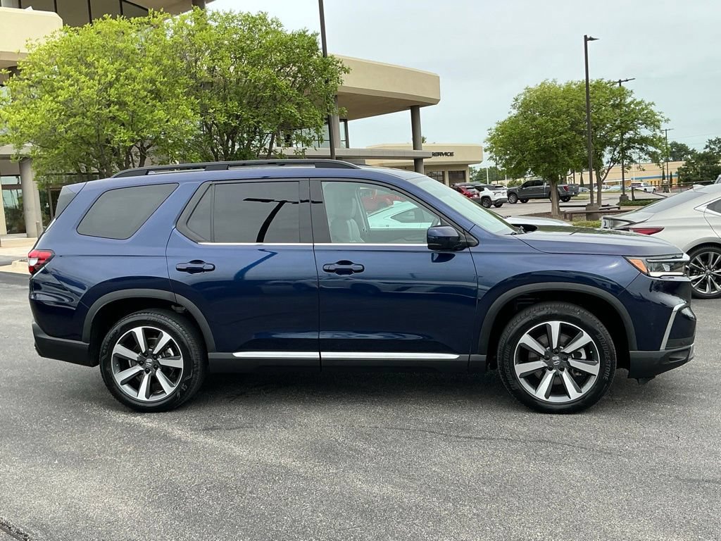 Used 2025 Honda Pilot Touring image 2