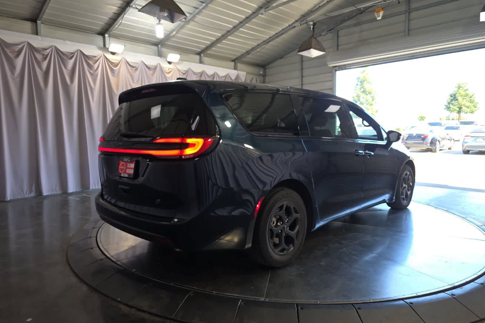 Used 2022 Chrysler Pacifica Touring-L w/ S Appearance Package FWD image 3