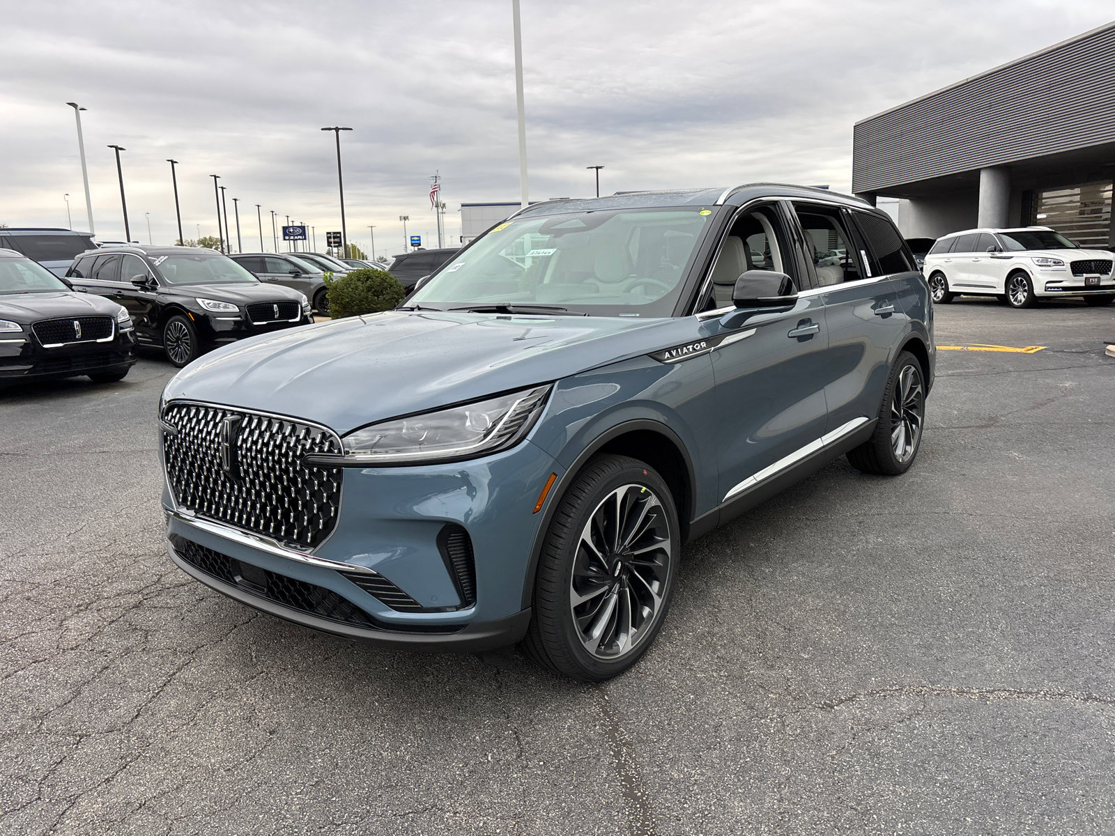New 2026 Lincoln Aviator Reserve image 3
