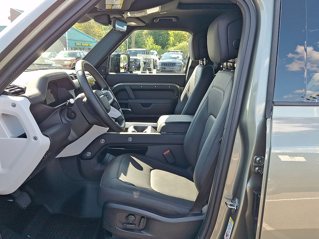 Used 2025 Land Rover Defender 110 X-Dynamic SE AWD/4WD image 17