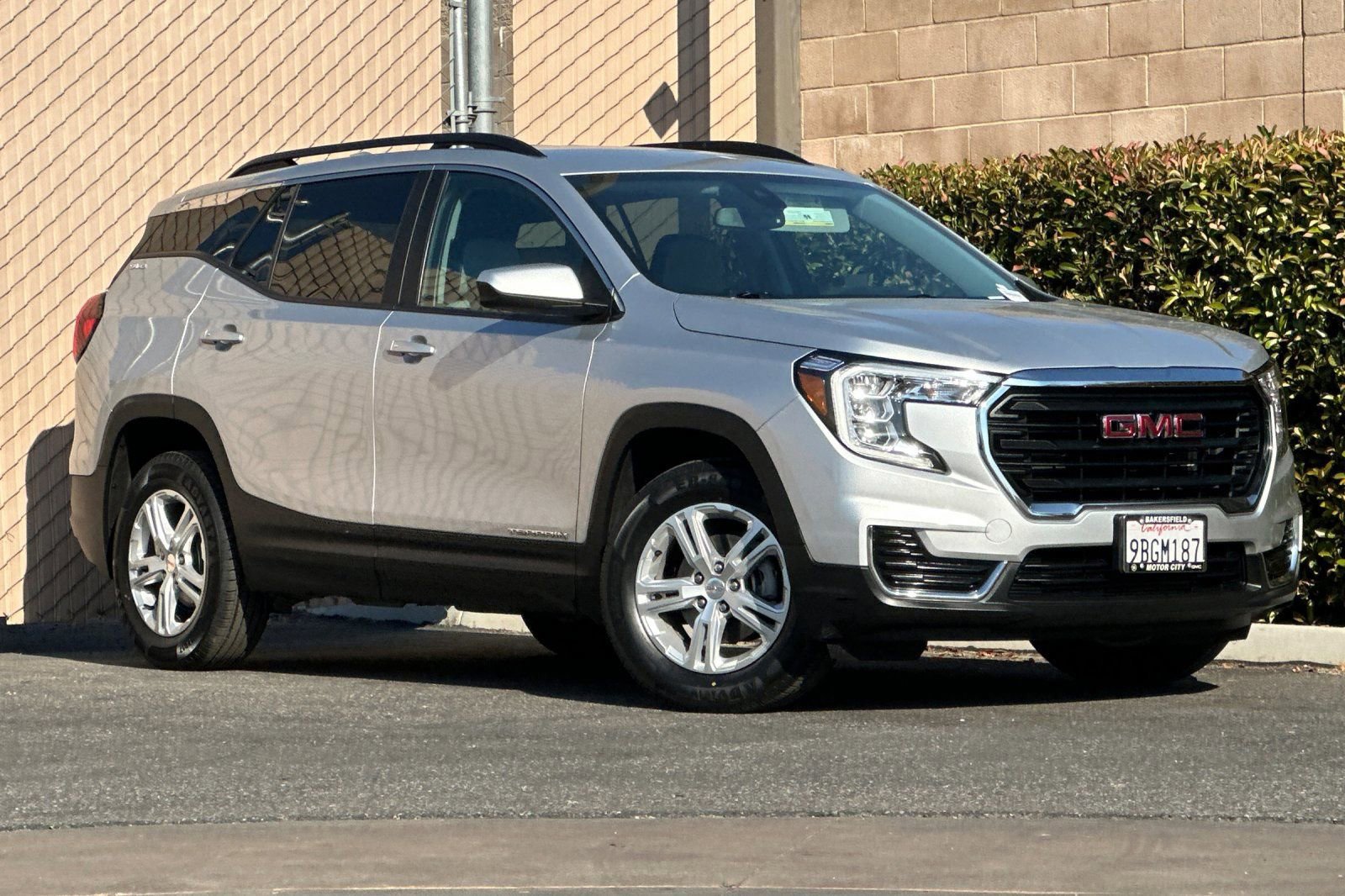 Certified 2022 GMC Terrain SLE w/ Driver Convenience Package image 2
