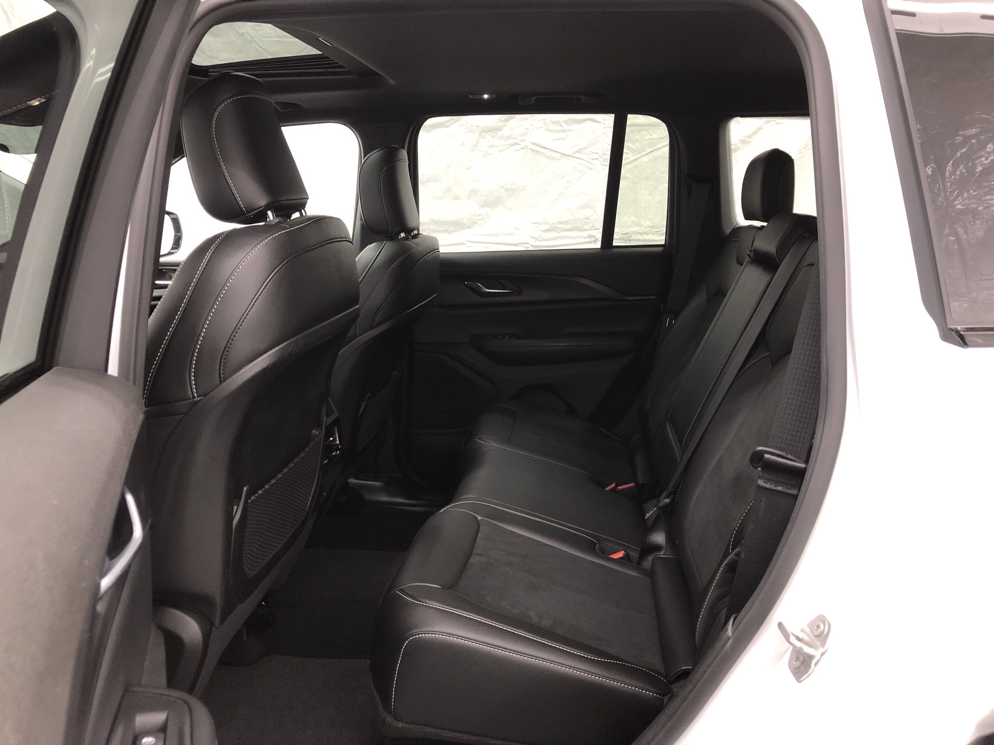 Used 2024 Jeep Grand Cherokee Altitude image 8