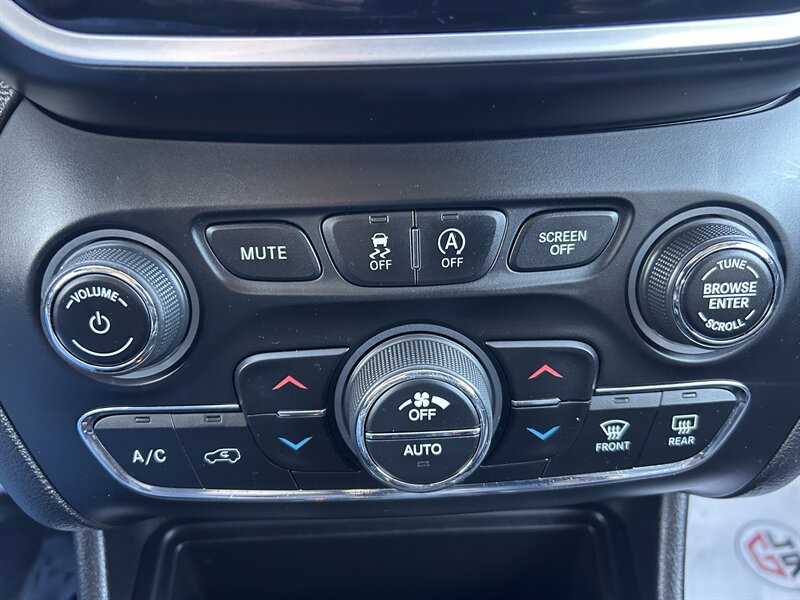 Used 2019 Jeep Cherokee Limited AWD/4WD image 25