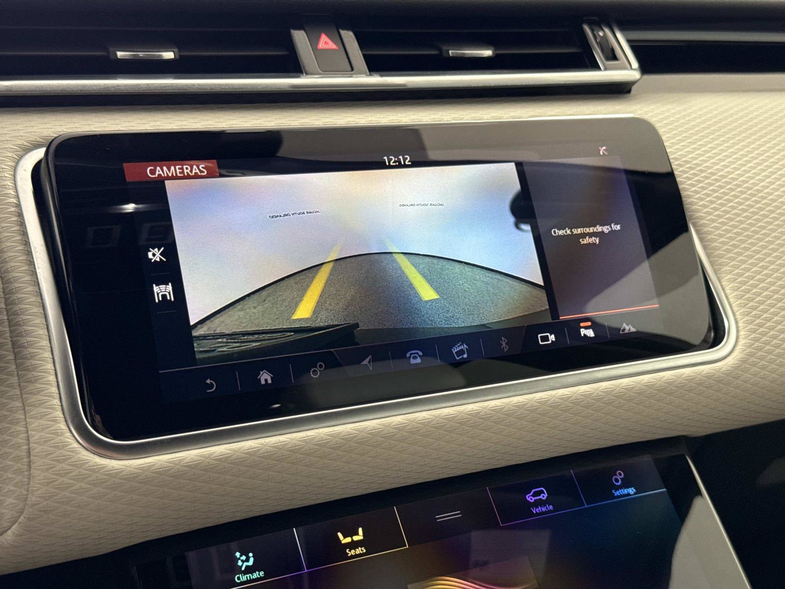 Used 2018 Land Rover Range Rover Velar R-Dynamic SE AWD/4WD image 25