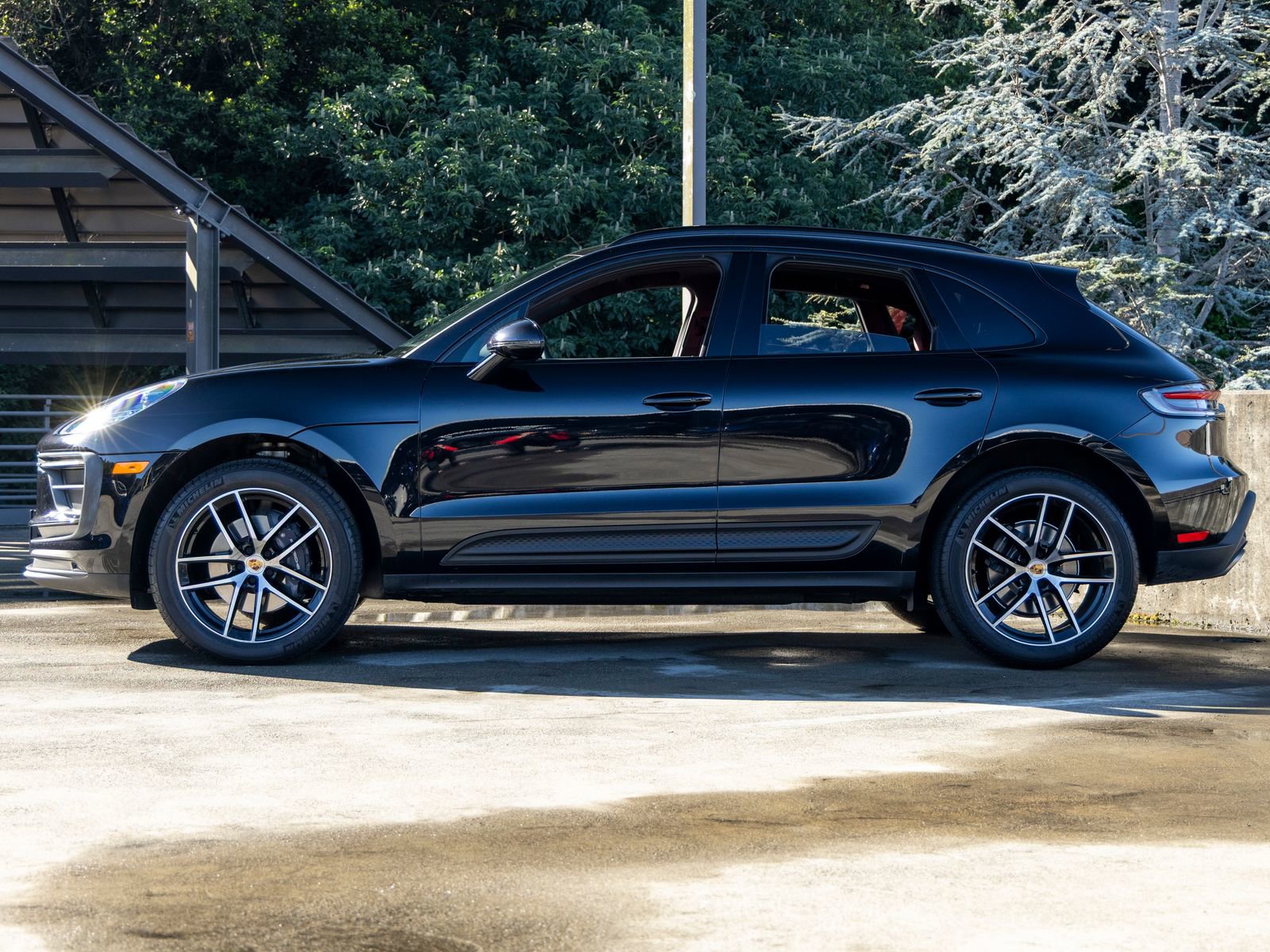Certified 2025 Porsche Macan image 2