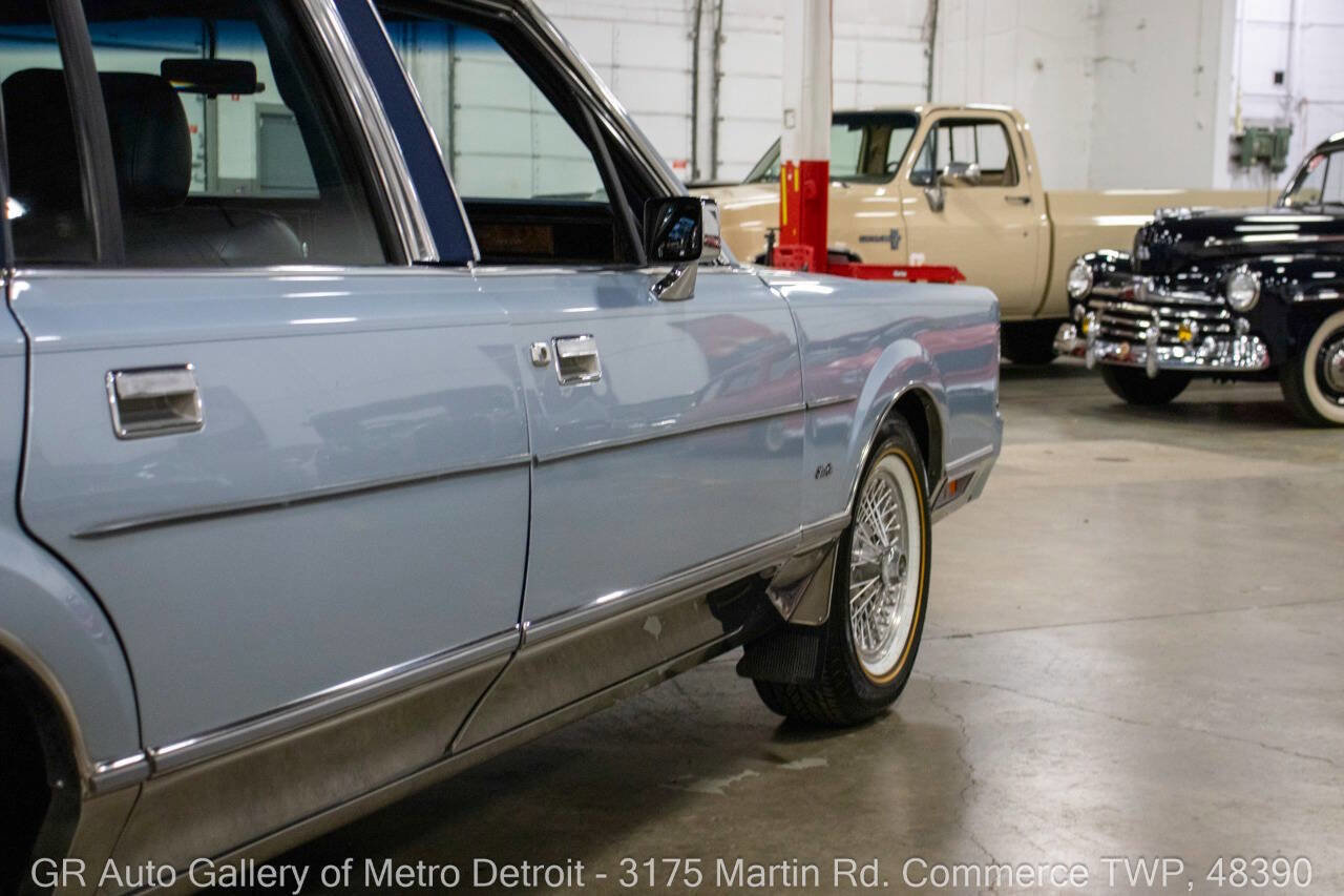 Used 1986 Lincoln Town Car image 23