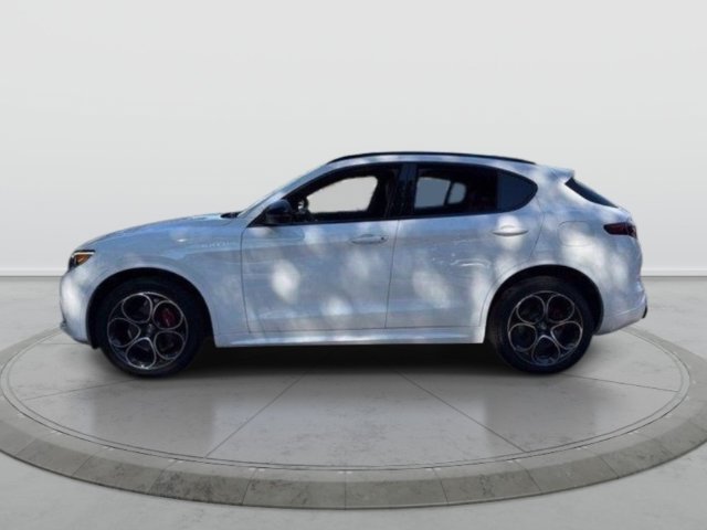 Used 2023 Alfa Romeo Stelvio Veloce AWD/4WD image 4