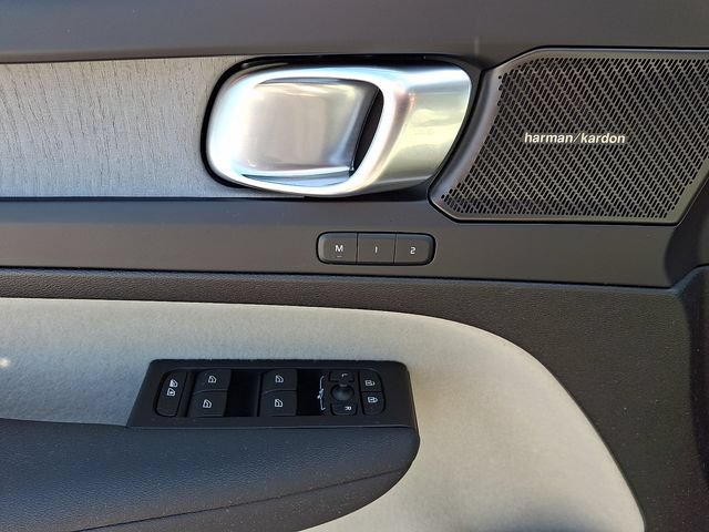 Certified 2025 Volvo XC40 B5 Ultra AWD/4WD image 13