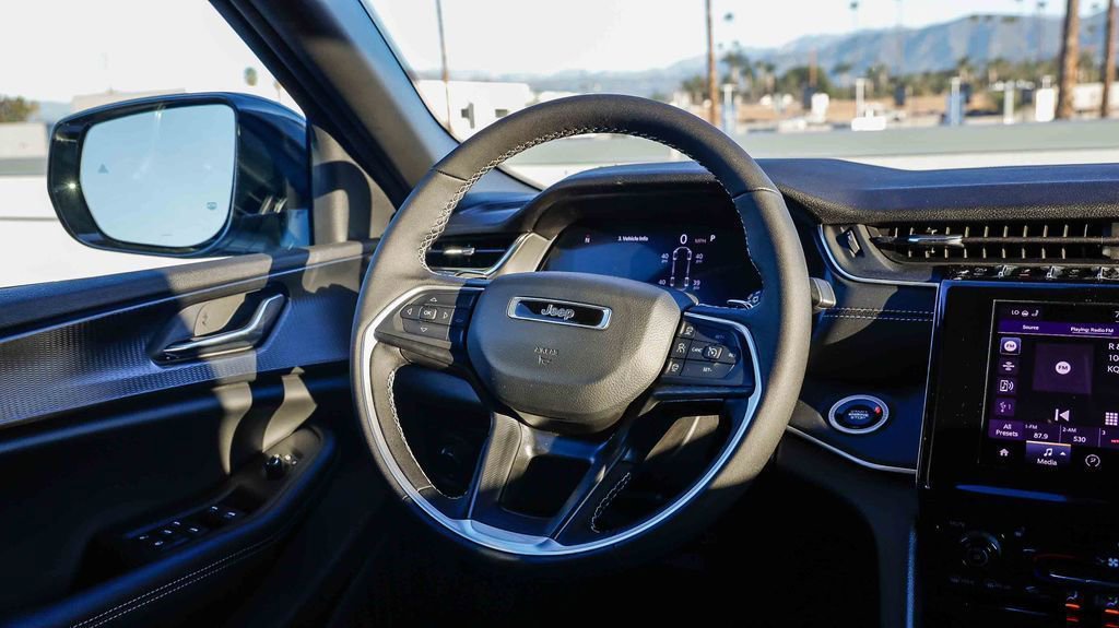 New 2025 Jeep Grand Cherokee L Laredo image 16