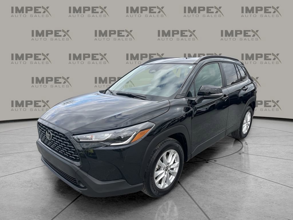 Used 2025 Toyota Corolla Cross LE image 1