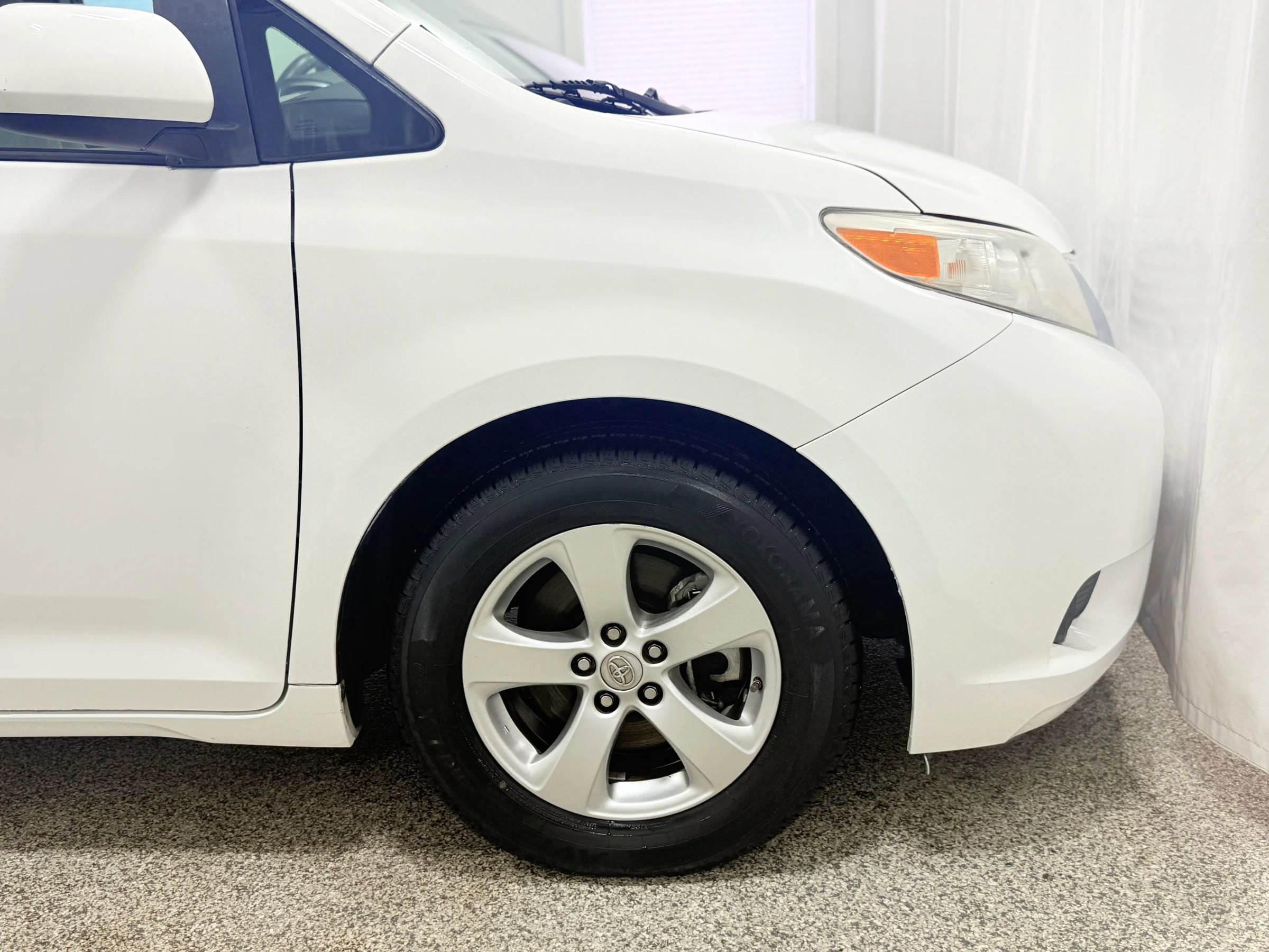 Used 2017 Toyota Sienna LE image 37