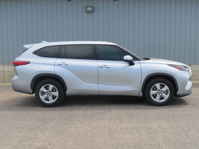 Used 2021 Toyota Highlander L FWD image 2