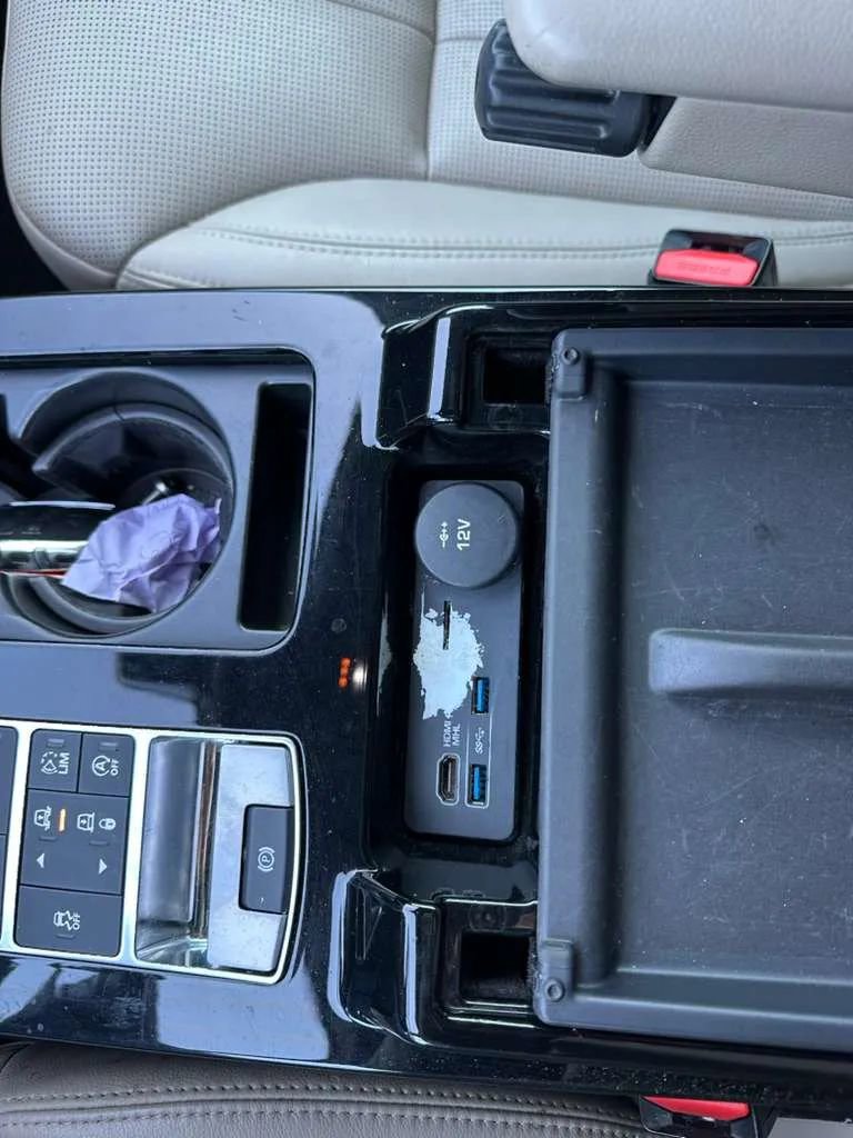 Used 2017 Land Rover Discovery HSE image 32