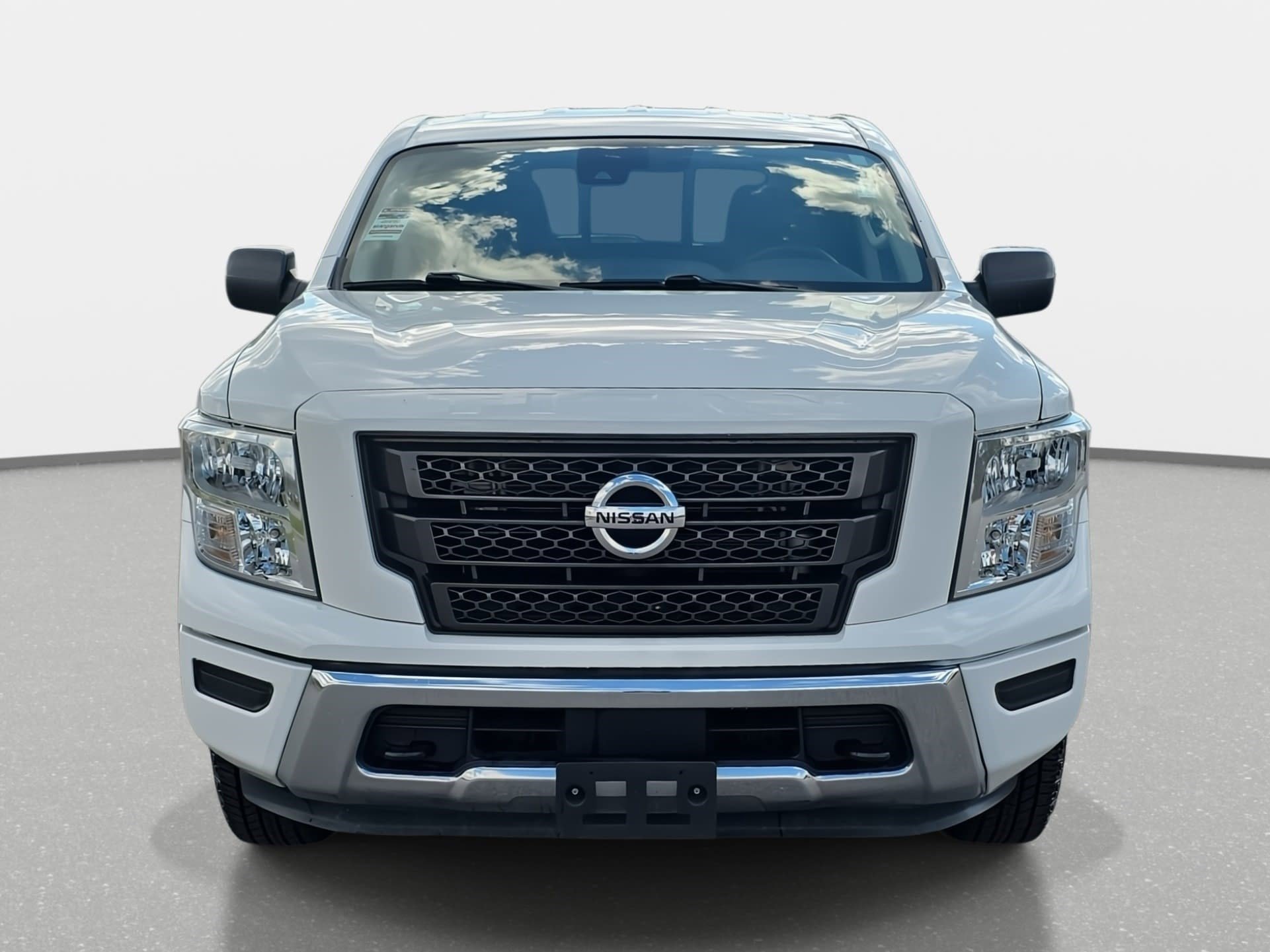 Used 2022 Nissan Titan SV image 2
