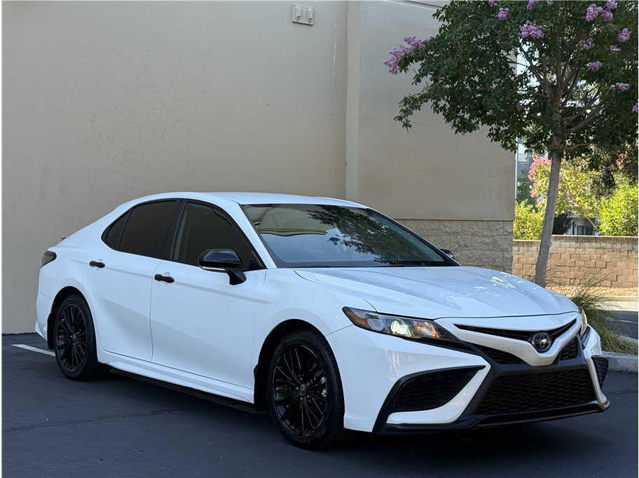 Used 2022 Toyota Camry SE FWD image 2