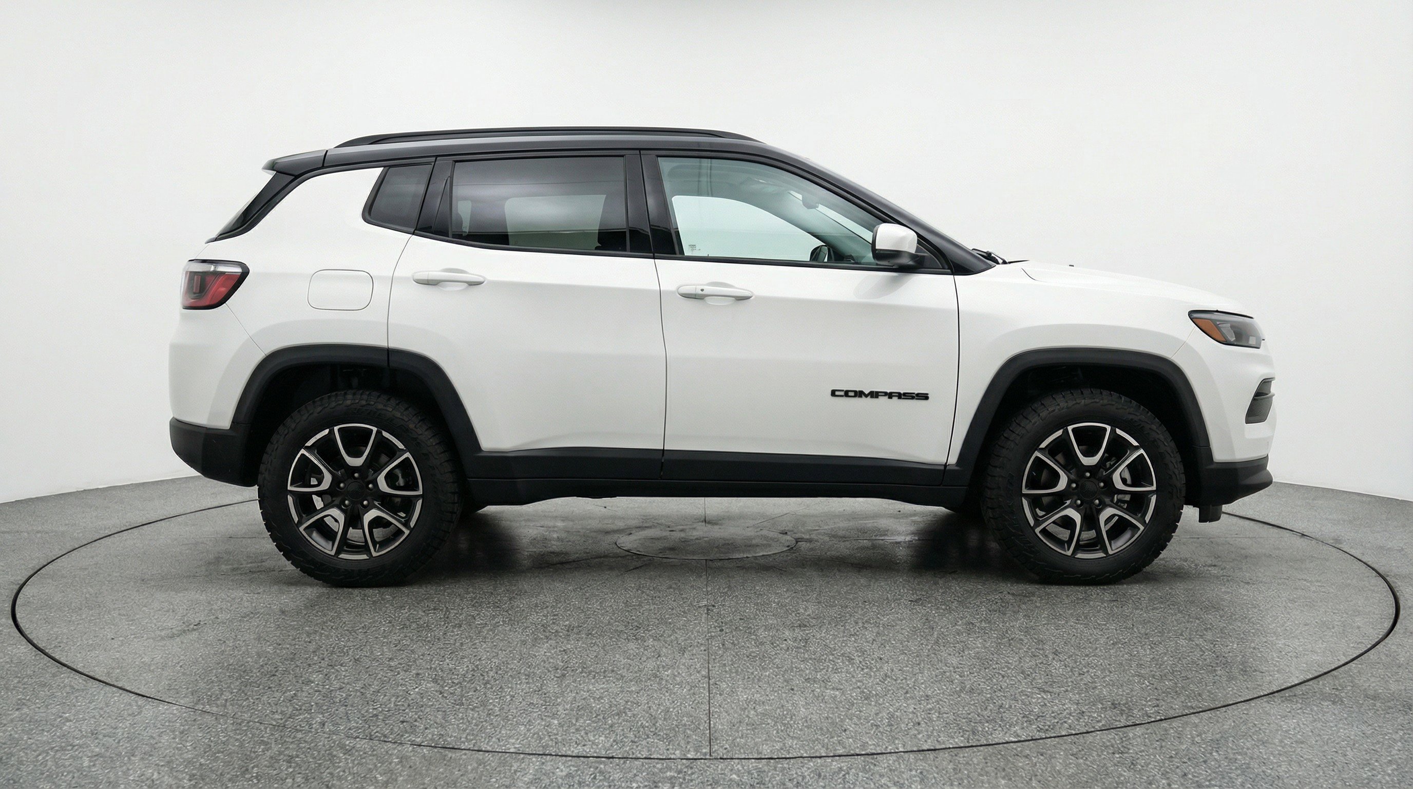 Used 2025 Jeep Compass Trailhawk image 11