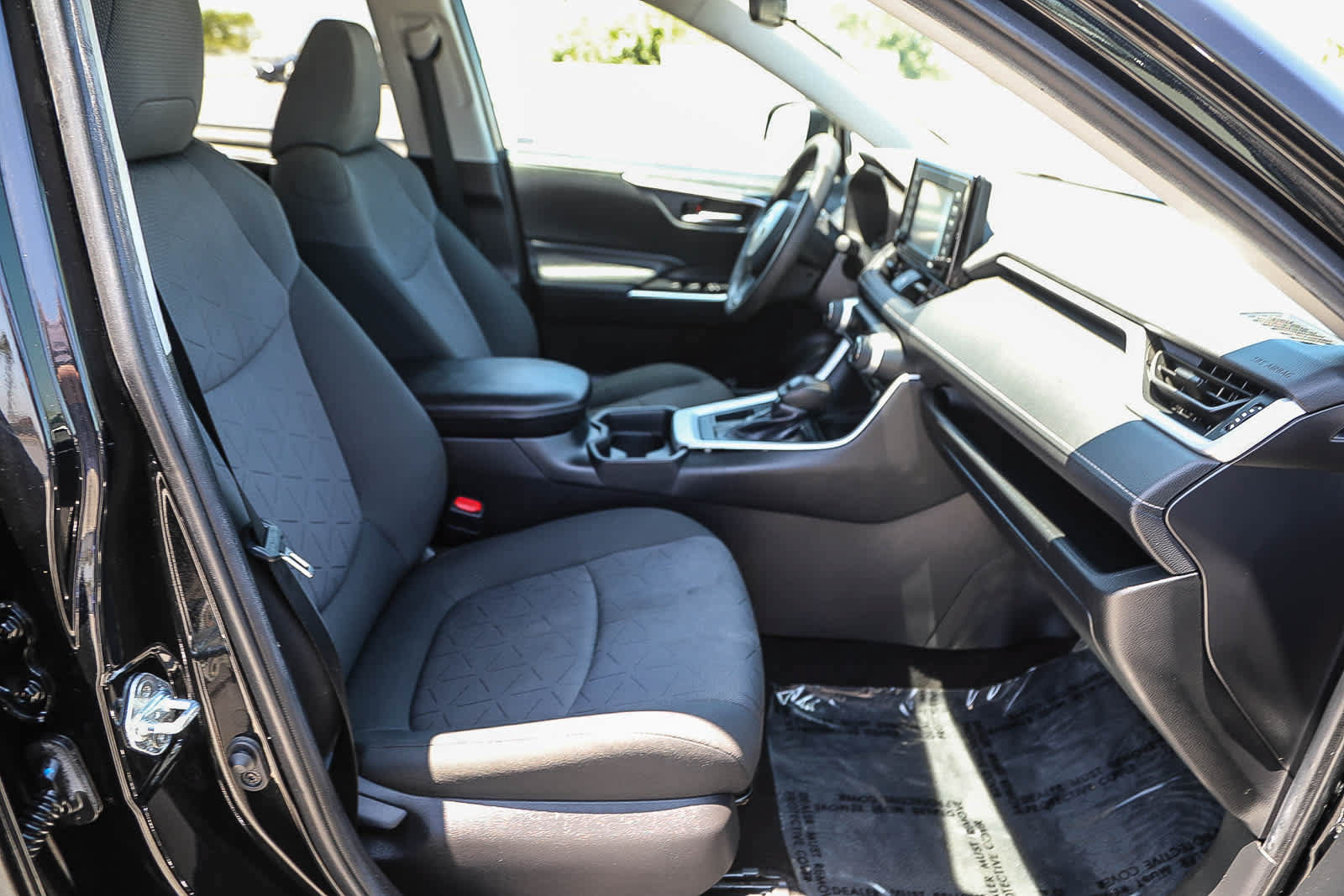 Certified 2020 Toyota RAV4 XLE w/ Carpet Mat Package FWD image 15