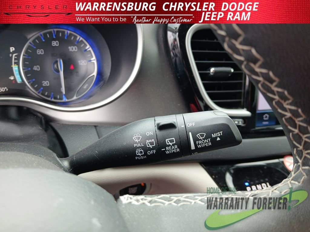 Used 2024 Chrysler Pacifica Touring-L image 19