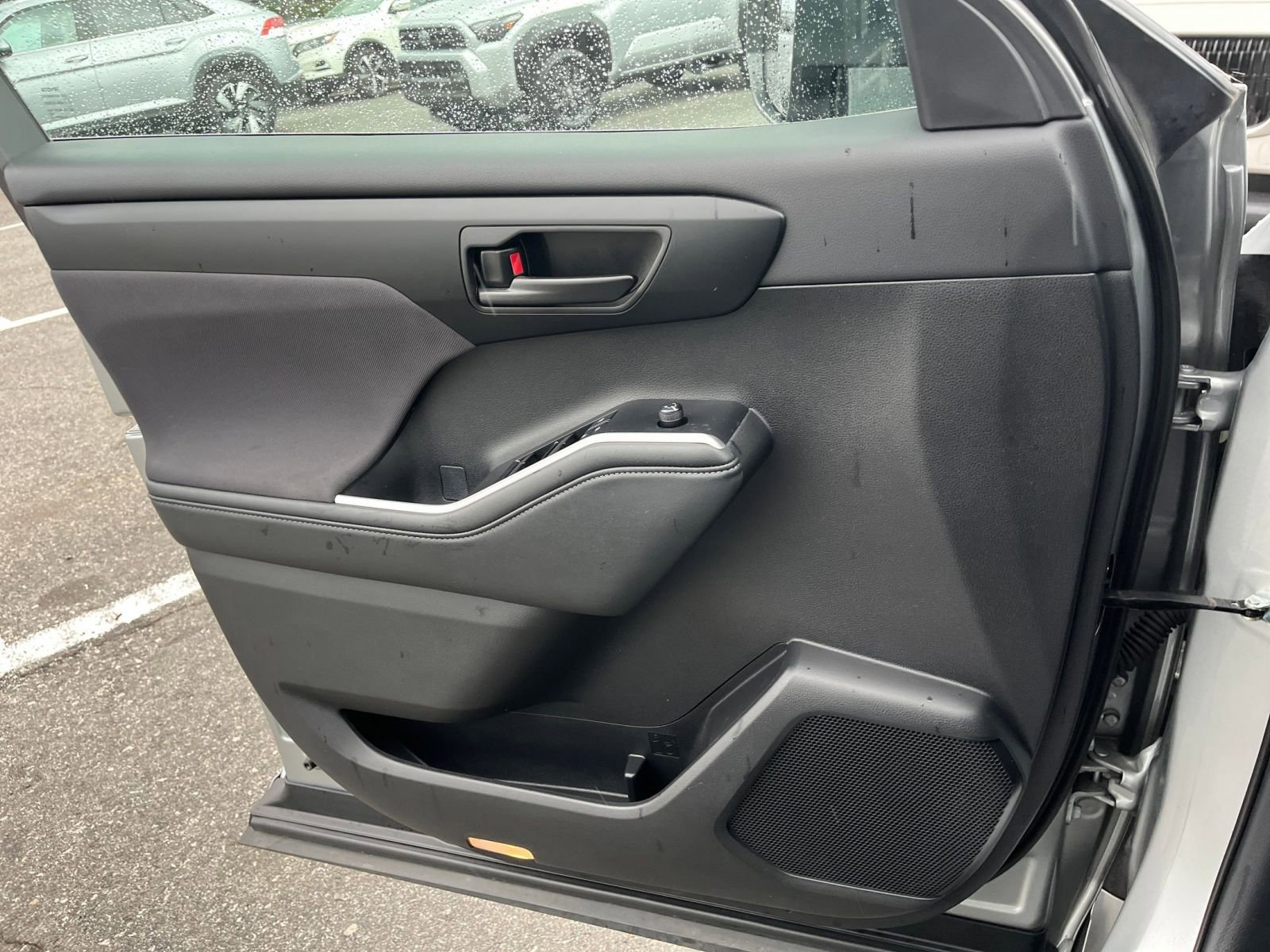 Used 2025 Toyota Highlander LE image 20