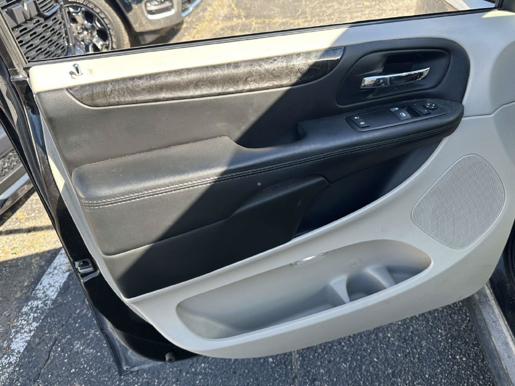 Used 2015 Dodge Grand Caravan American Value Package FWD image 14