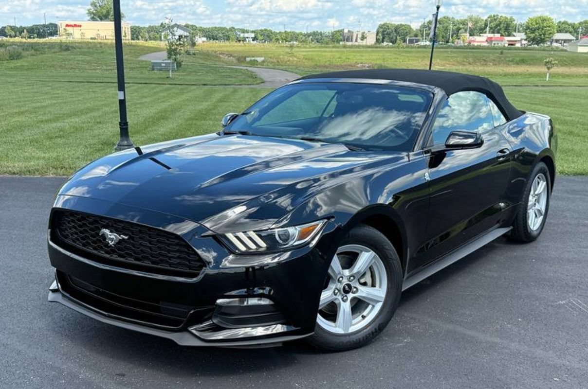 Used 2015 Ford Mustang Convertible RWD image 1