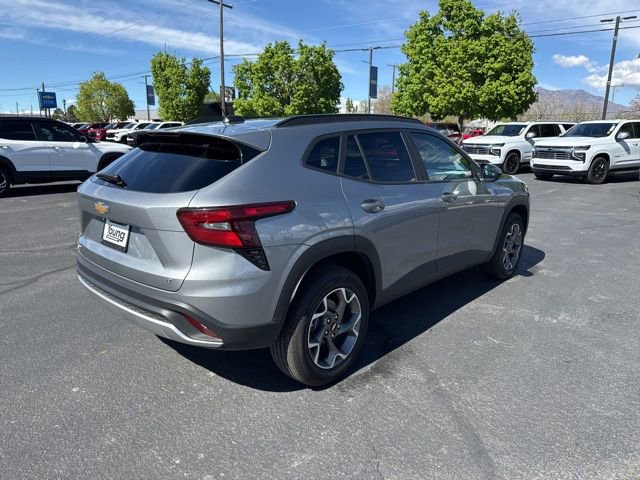 Used 2025 Chevrolet Trax LT FWD image 7