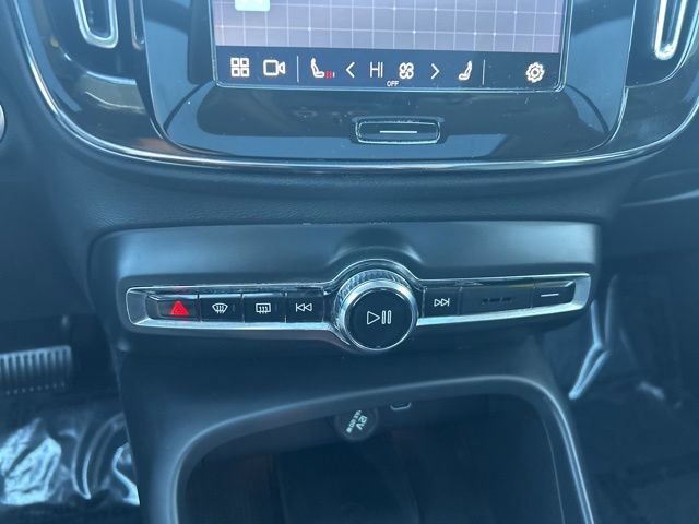 Certified 2025 Volvo XC40 B5 Plus AWD/4WD image 25