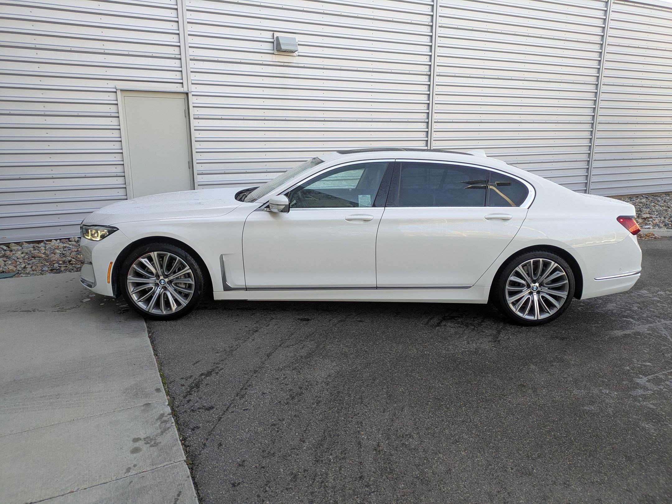 Used 2022 BMW 750i xDrive image 2