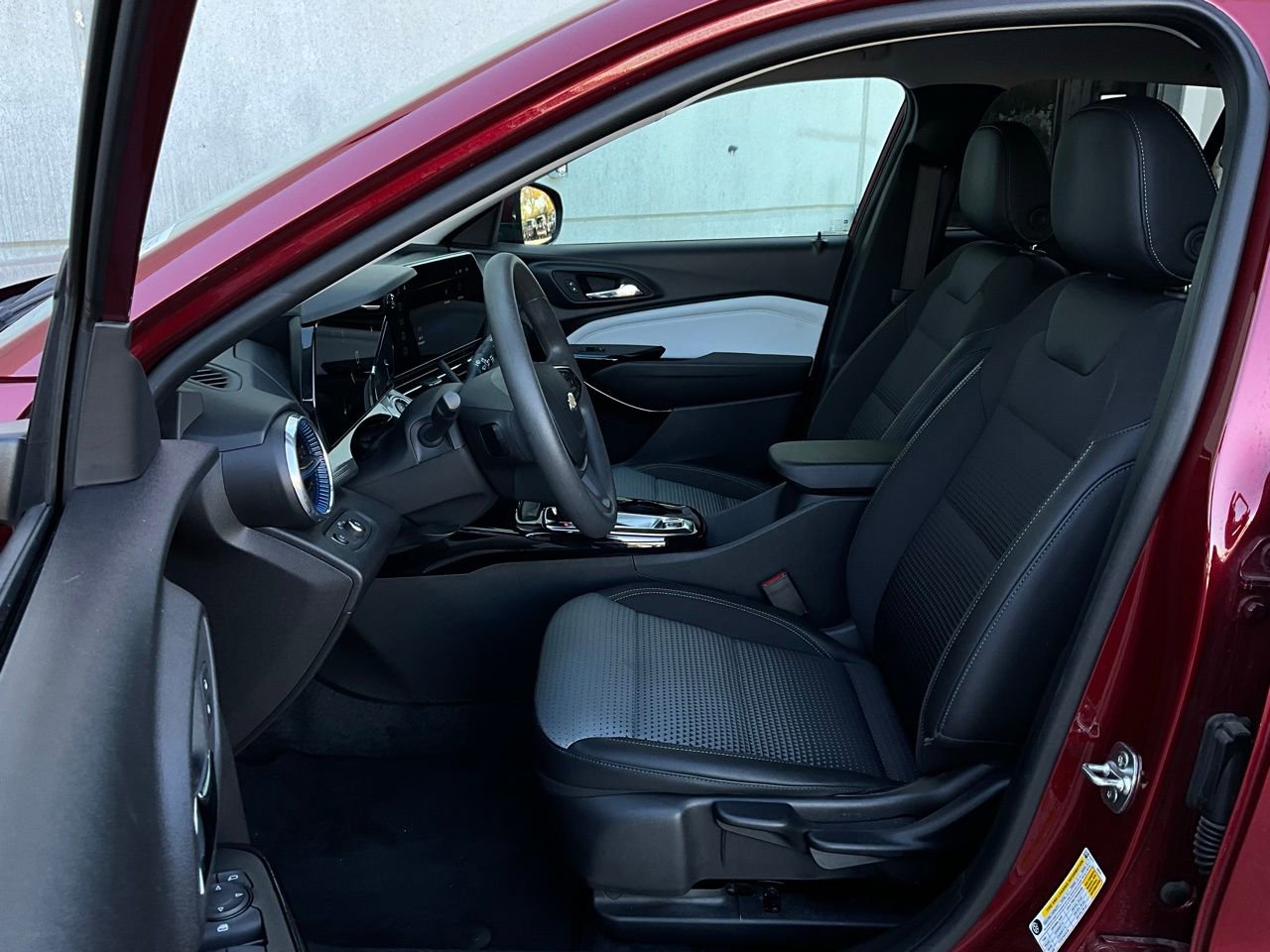 Used 2025 Chevrolet Trax LT image 10