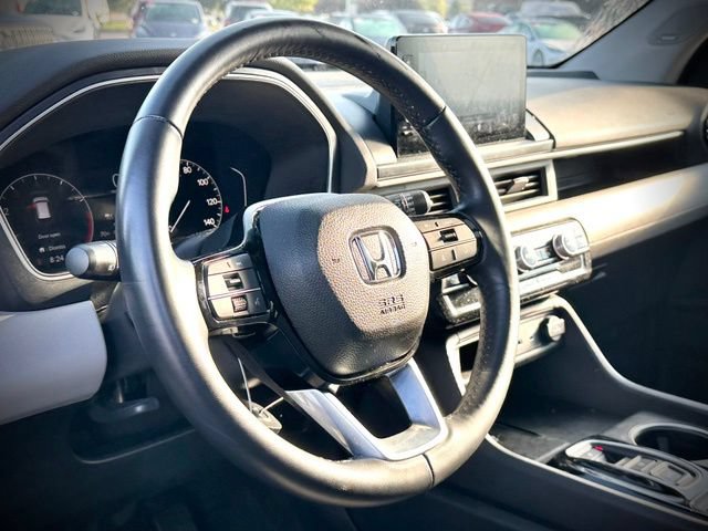 Used 2025 Honda Pilot Touring image 13