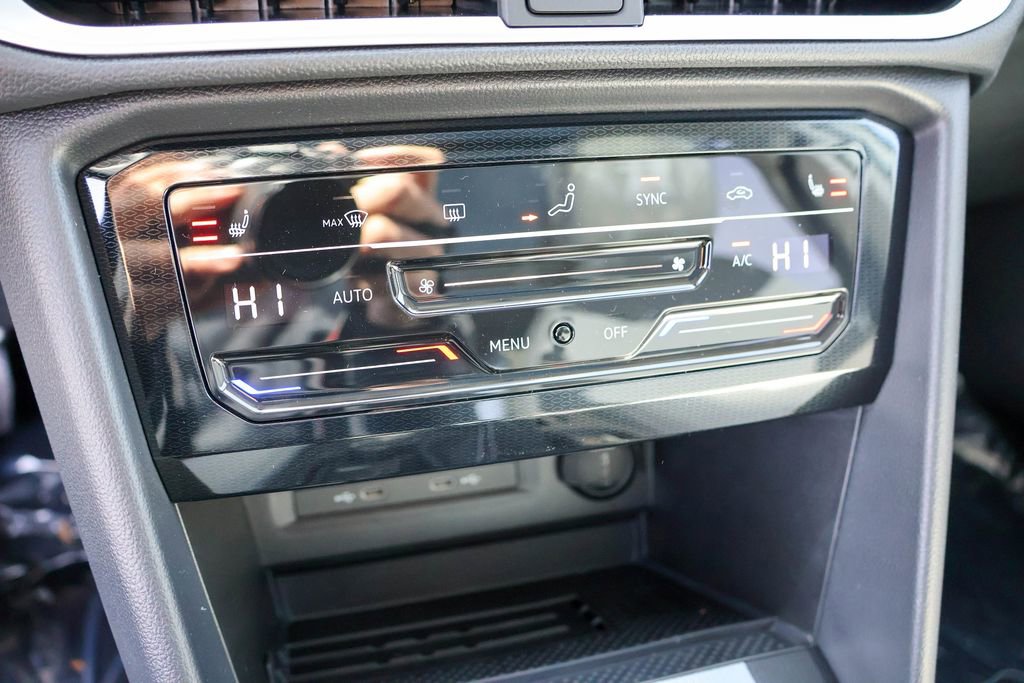 New 2025 Volkswagen Taos SE image 31