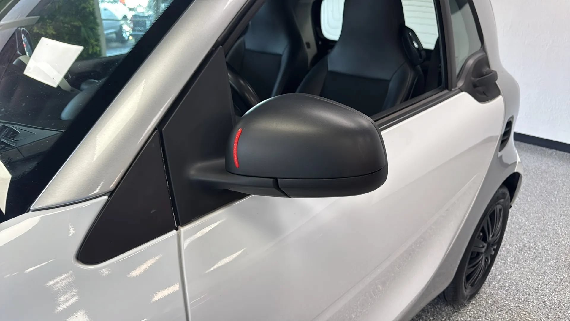 Used 2017 smart fortwo pure RWD image 29