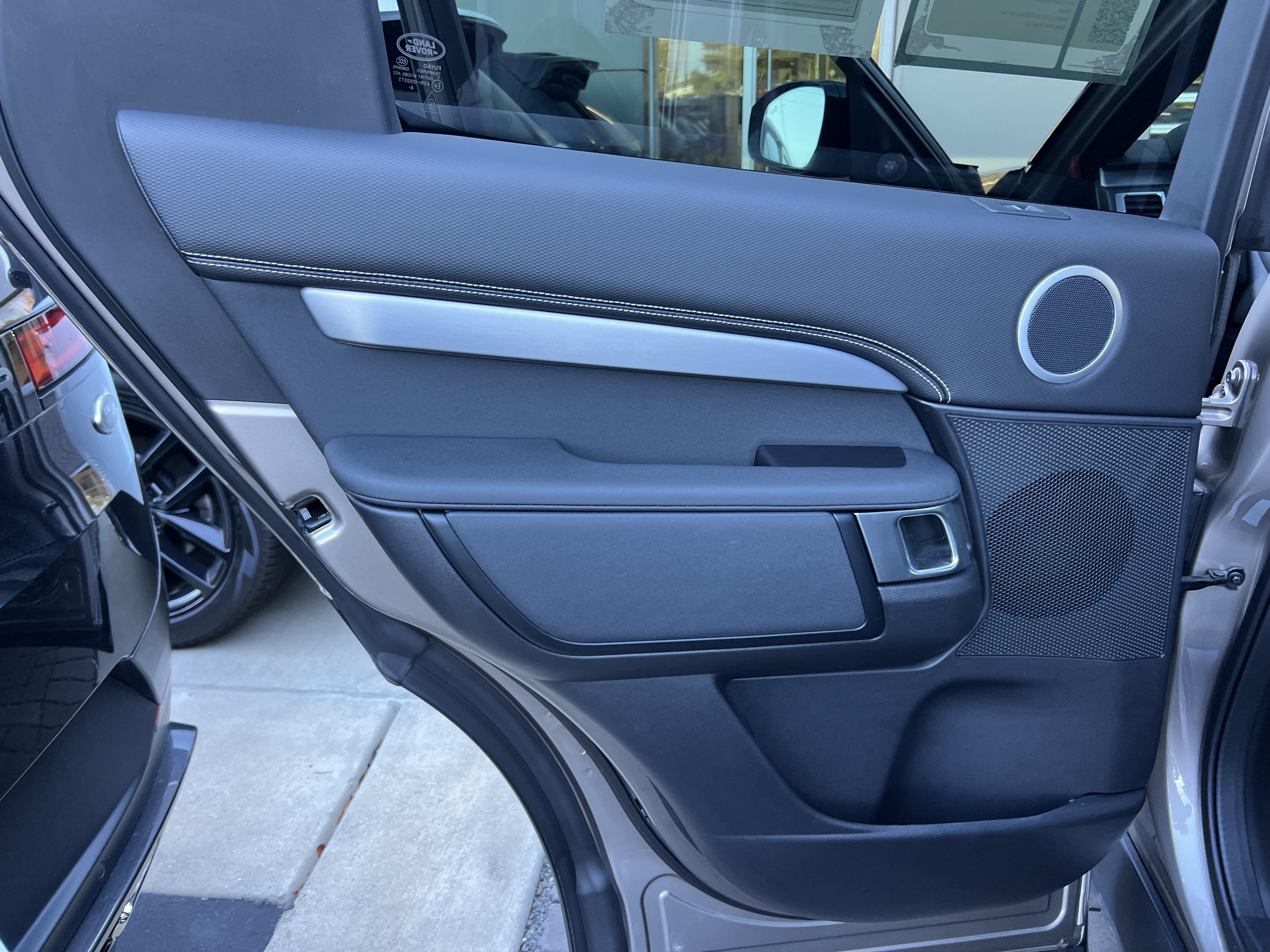 Certified 2025 Land Rover Discovery Dynamic SE AWD/4WD image 29