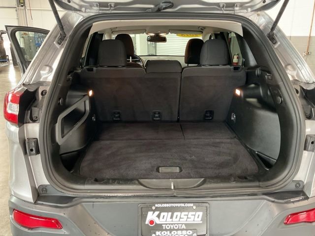 Used 2018 Jeep Cherokee Latitude w/ Cold Weather Group AWD/4WD image 20