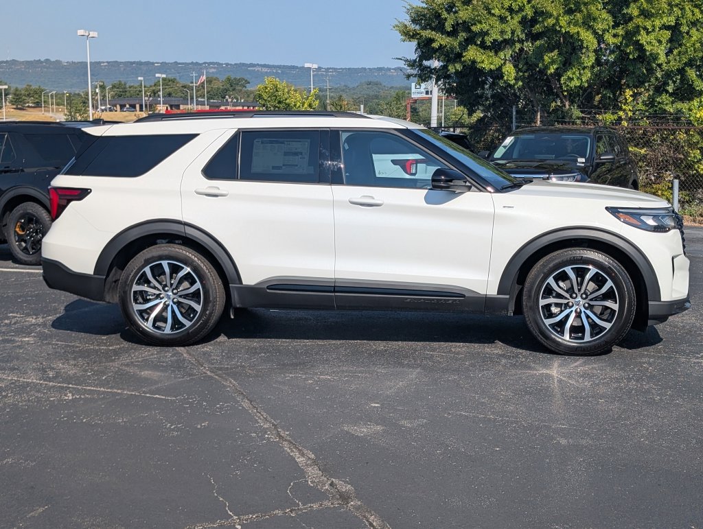 New 2026 Ford Explorer ST-Line RWD image 3