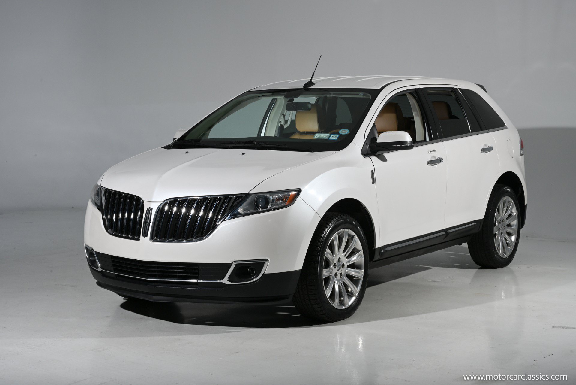 Used 2014 Lincoln MKX FWD w/ Equipment Group 101A image 3