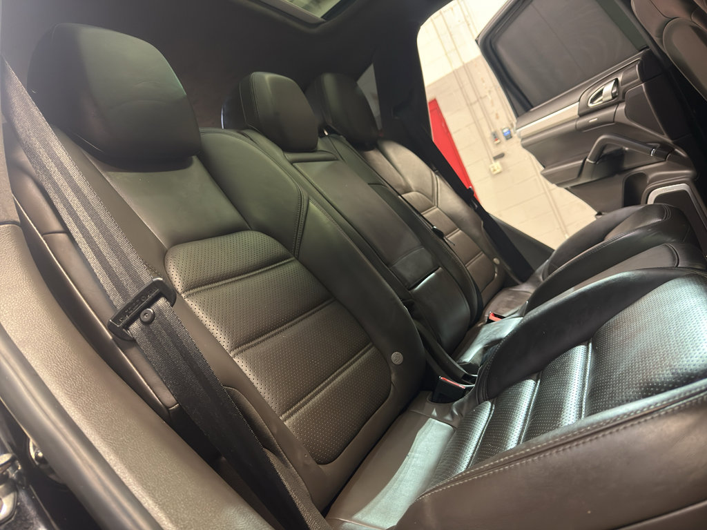 Used 2015 Porsche Cayenne Turbo AWD/4WD image 26