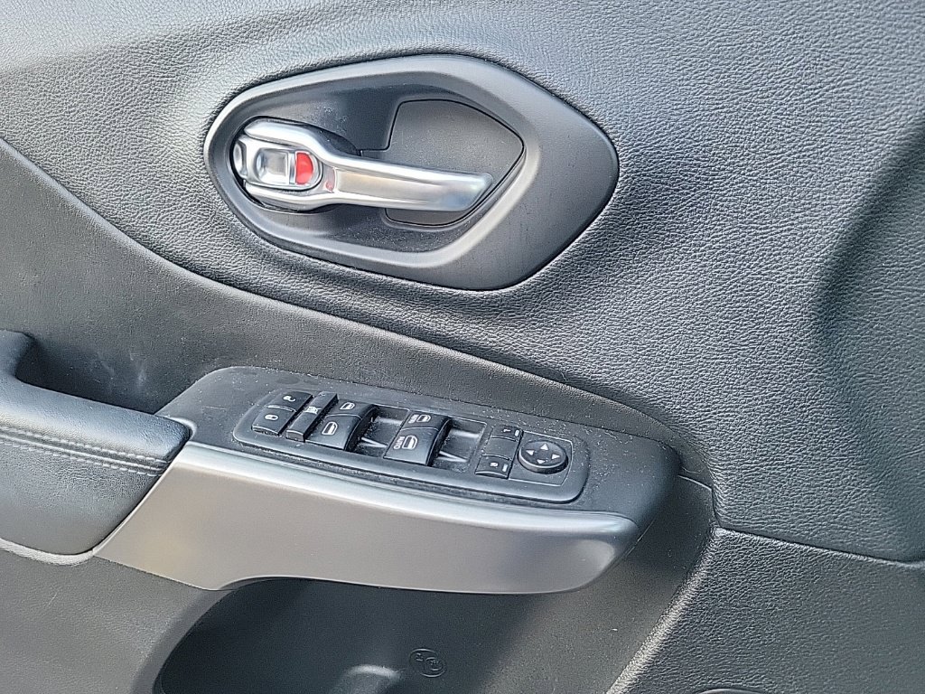 Used 2019 Jeep Cherokee Latitude Plus w/ Comfort/Convenience Group AWD/4WD image 12