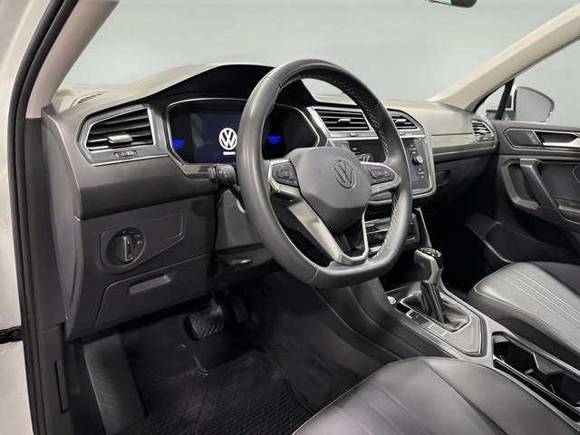 Used 2023 Volkswagen Tiguan SE w/ Panoramic Sunroof Package FWD image 10