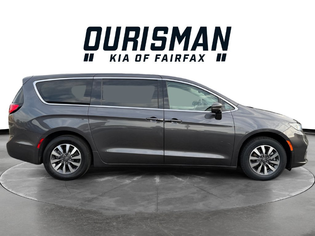 Used 2022 Chrysler Pacifica Touring-L w/ Uconnect Theater Family Group FWD image 6