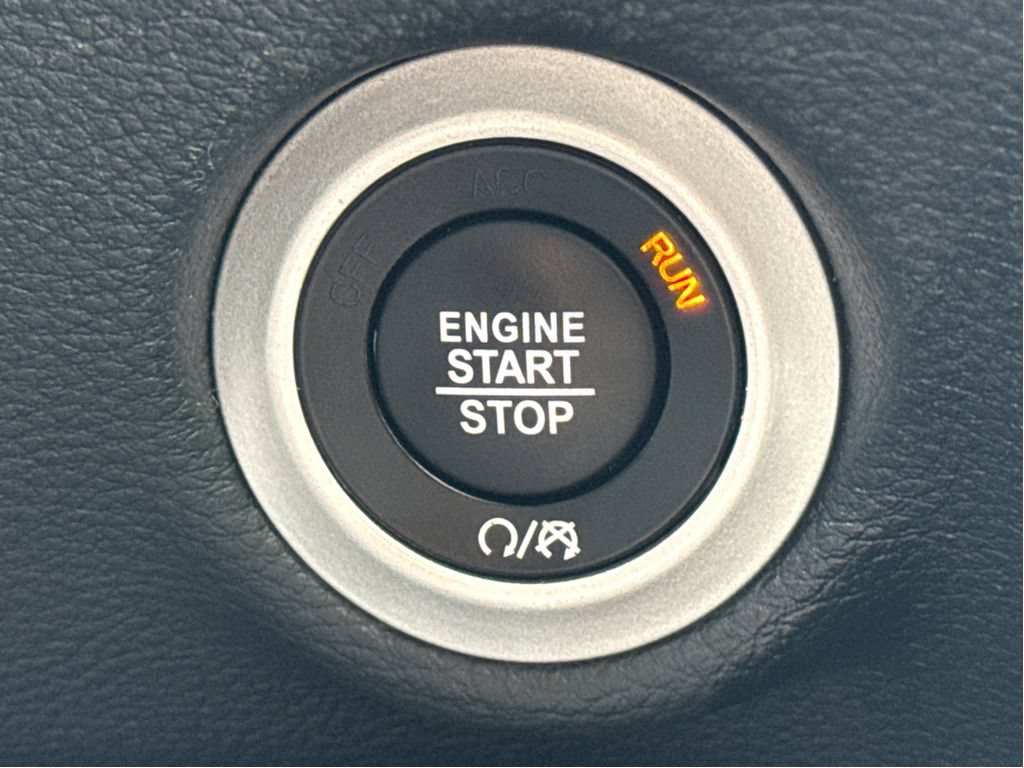 Used 2025 Chrysler Pacifica Limited FWD image 19