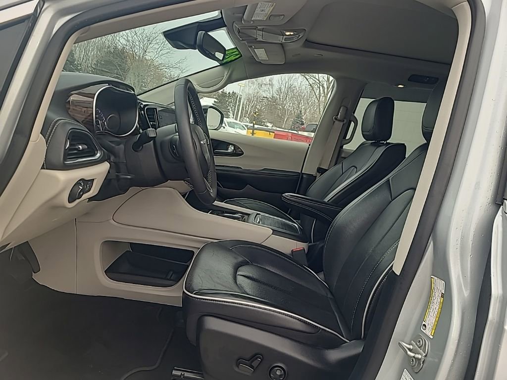 Used 2024 Chrysler Pacifica Limited image 11