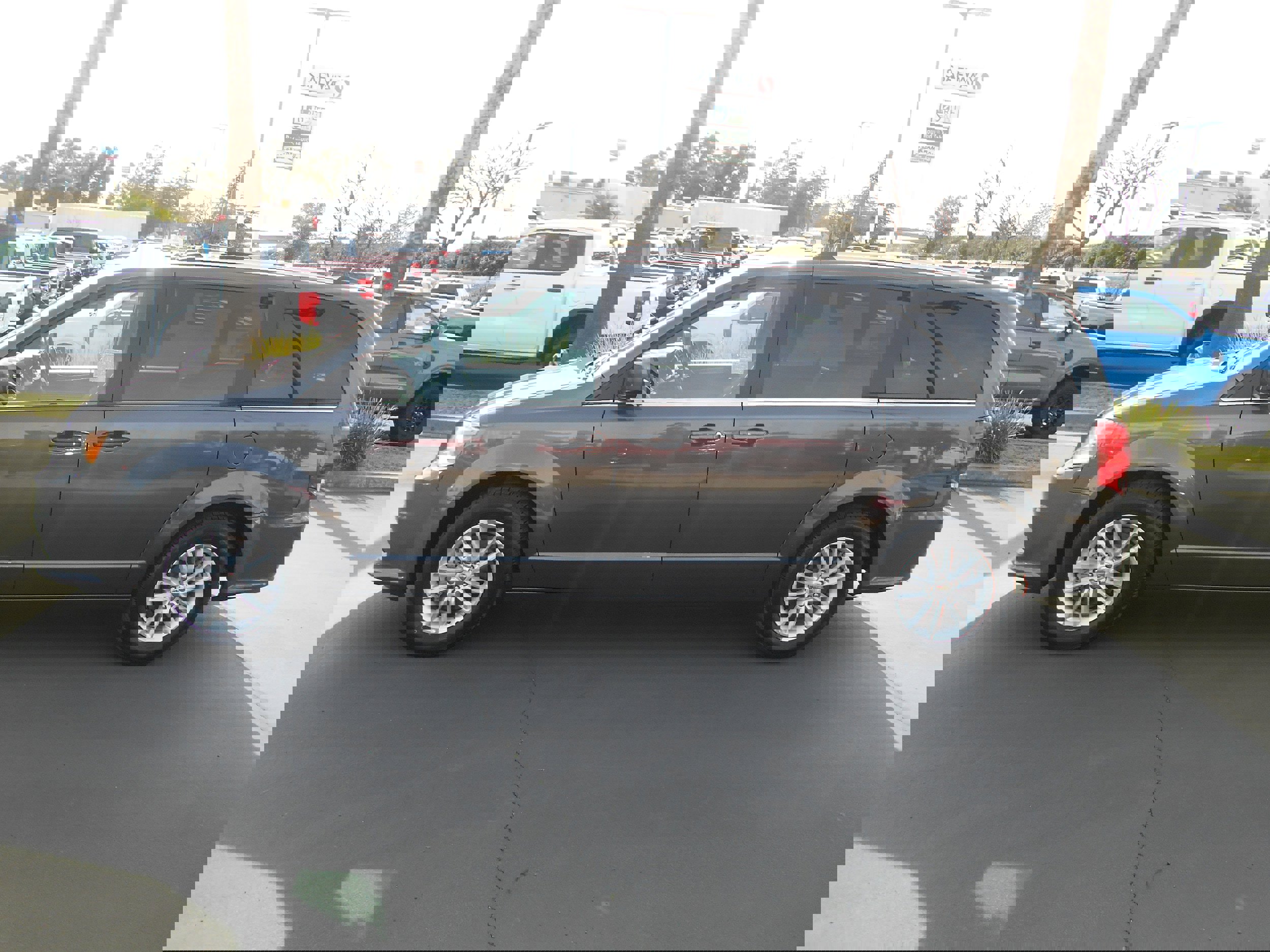 Used 2019 Dodge Grand Caravan SXT image 2